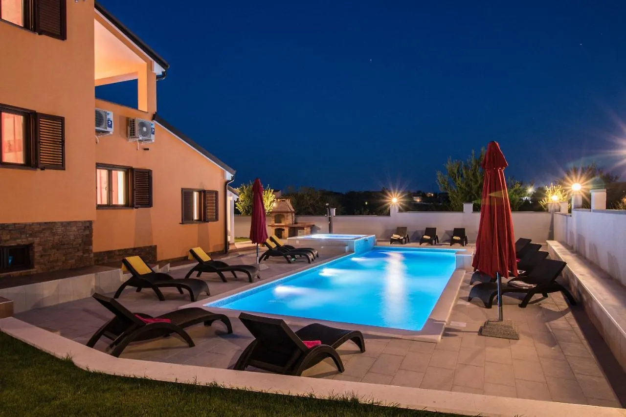 Luxury Villa Hedone With Pool & Whirpool In Pula Near The Beach