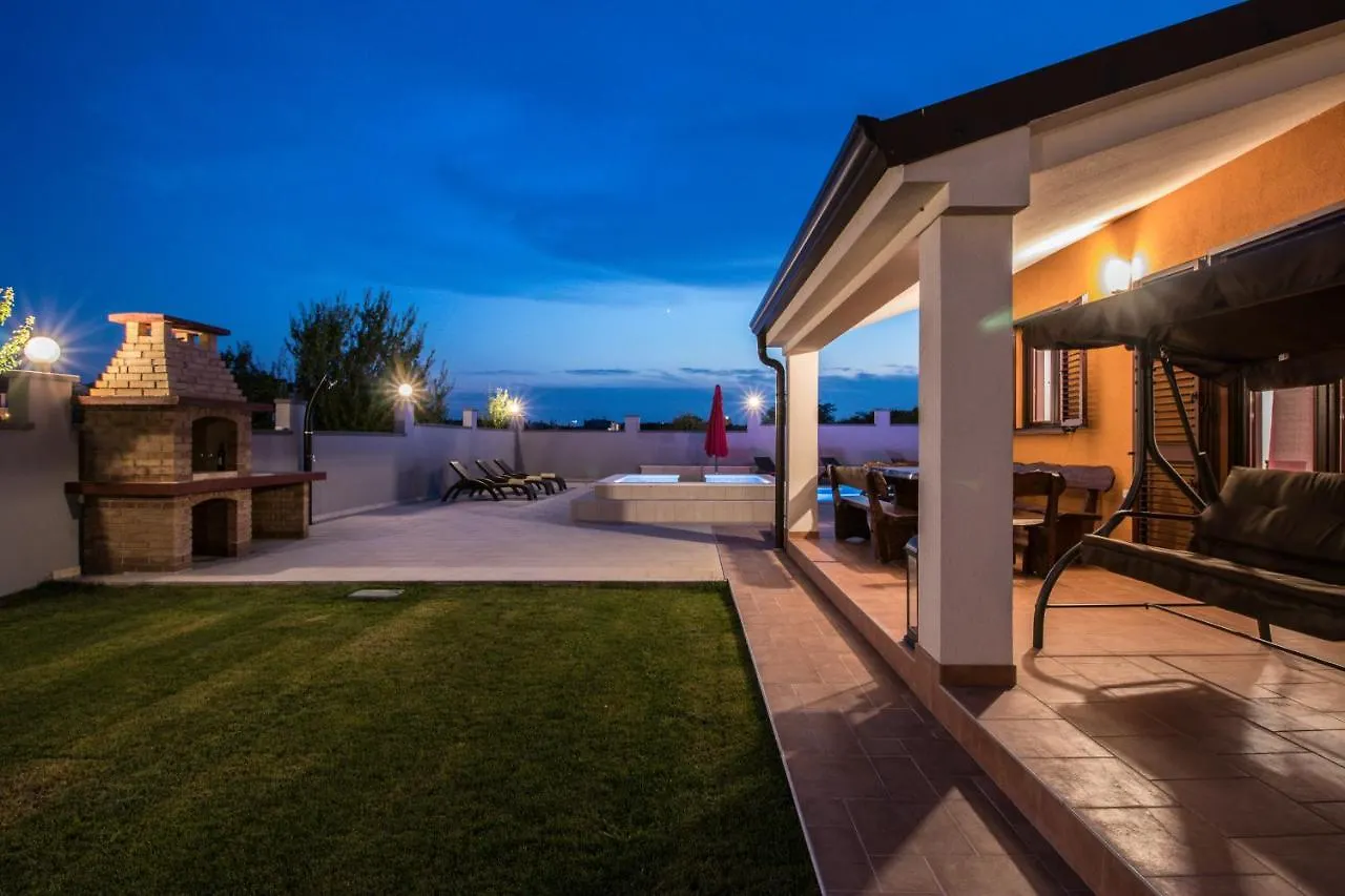 Luxury Villa Hedone With Pool & Whirpool In Pula Near The Beach
