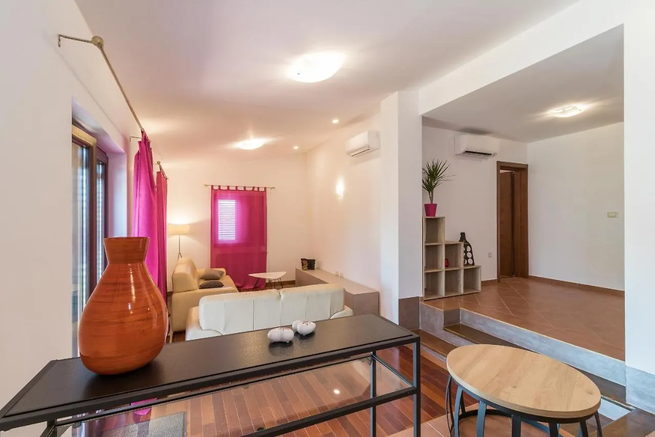 Luxury Villa Hedone With Pool & Whirpool In Pula Near The Beach