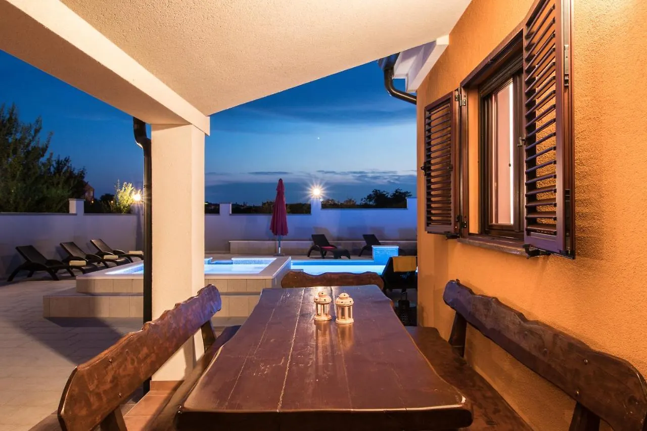 Luxury Villa Hedone With Pool & Whirpool In Pula Near The Beach